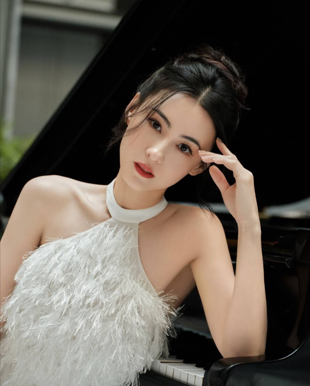 张柏芝白色挂脖羽毛连衣裙[捂脸]