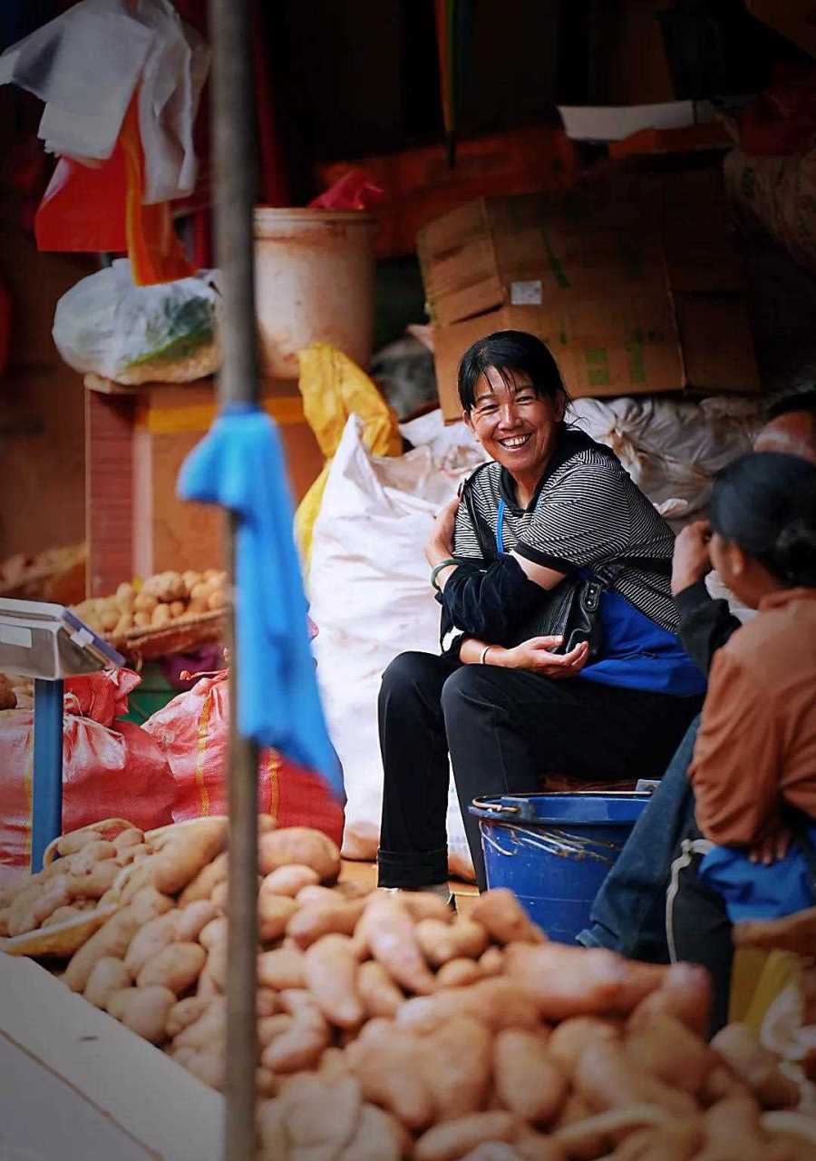 丽江怎么变,菜市场依然是保持着当地生活最朴质的一面.