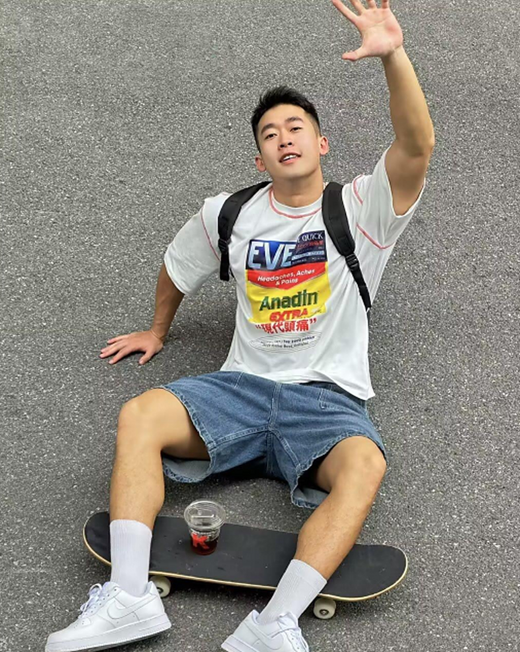 可爱的白袜滑板少年