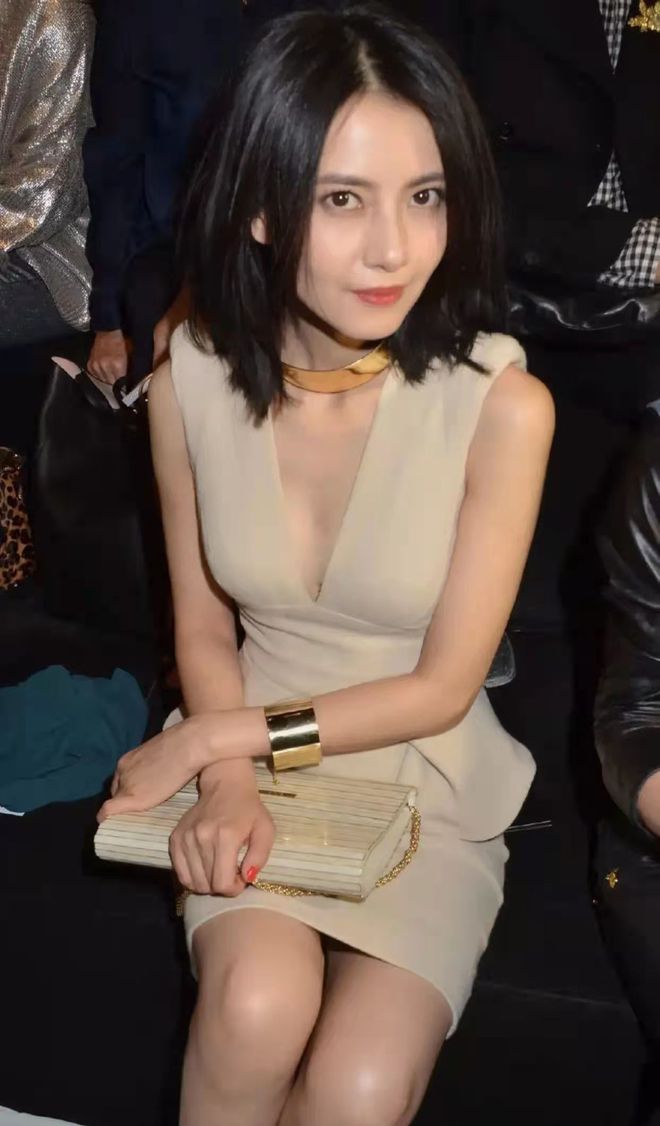 的高圆圆事业线高圆圆出席活动明星项圈高圆圆最火的三张照片高圆圆