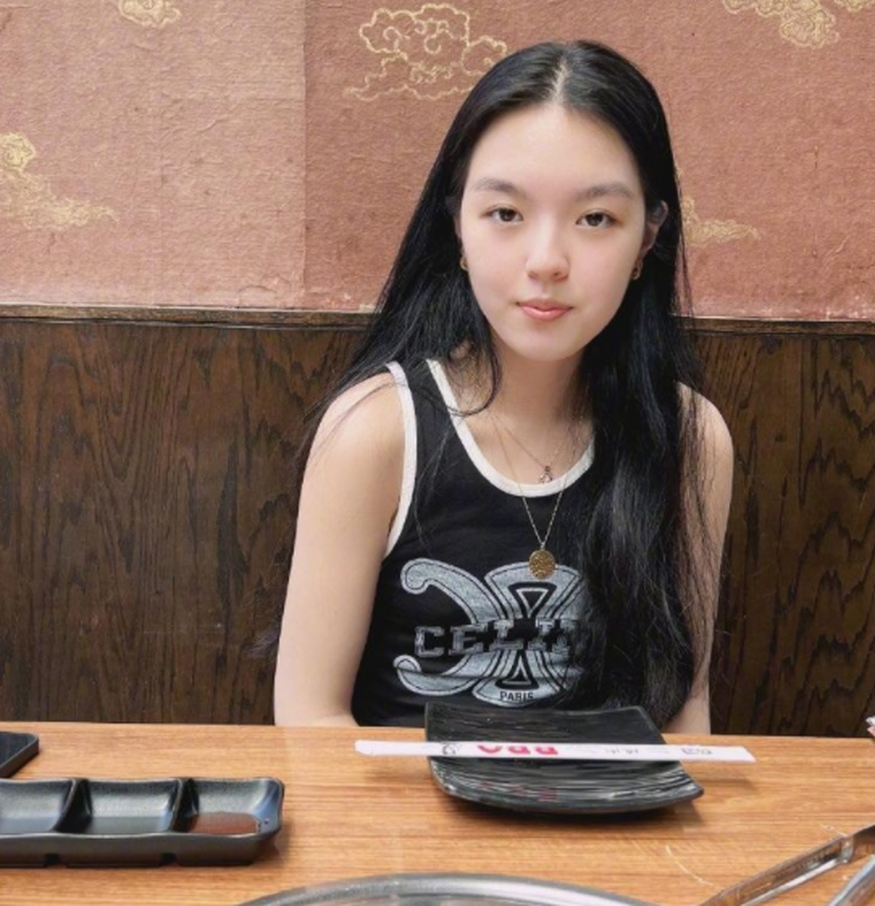 作为知名主持人李咏的女儿,法图麦的颜值越来越高.