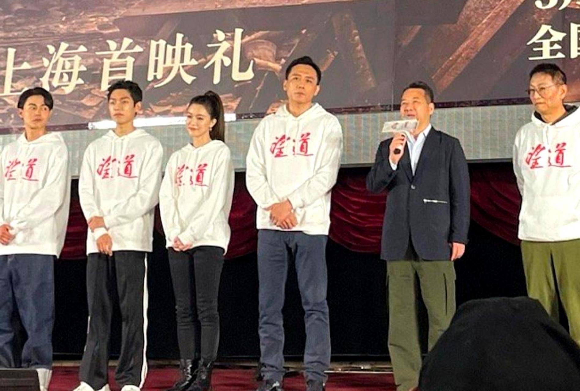 刘烨的身高比周围的人高很多,这让我一直感到惊讶.