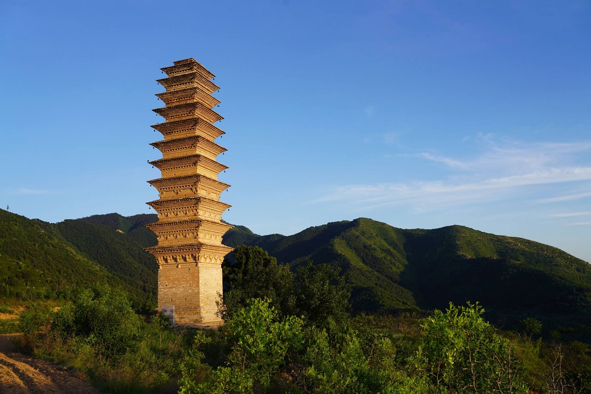 旱泉塔 位于山西省运城市万荣县高村乡孤山西麓,原为孤山槛泉寺附属