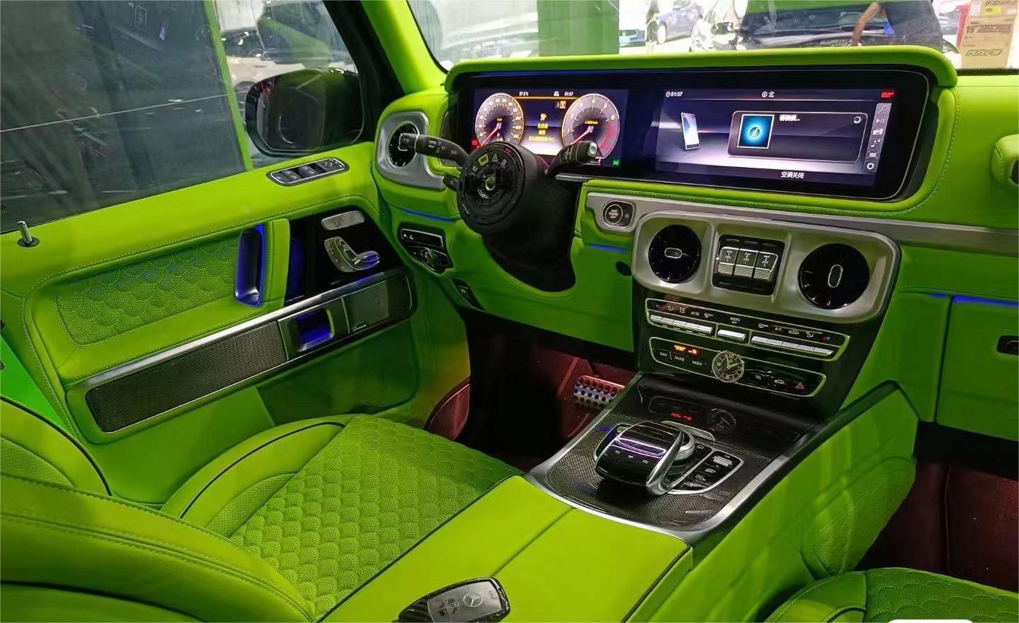 最重要的是,方向盘丢掉了,改成了声控方向盘,你敢信吗?