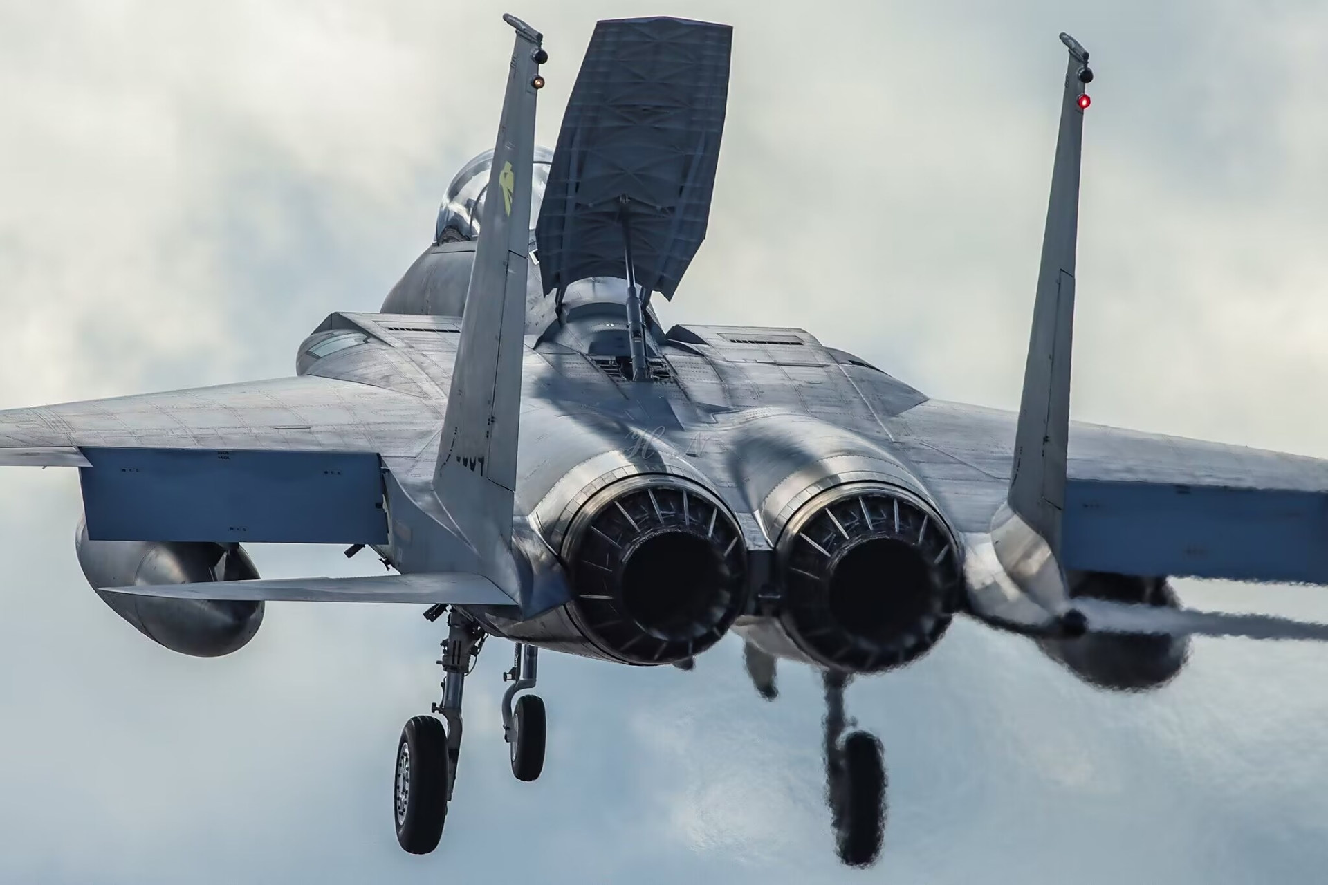 日本摄影师拍摄的f-15j战斗机,看图片的编号应该是在小松基地拍的