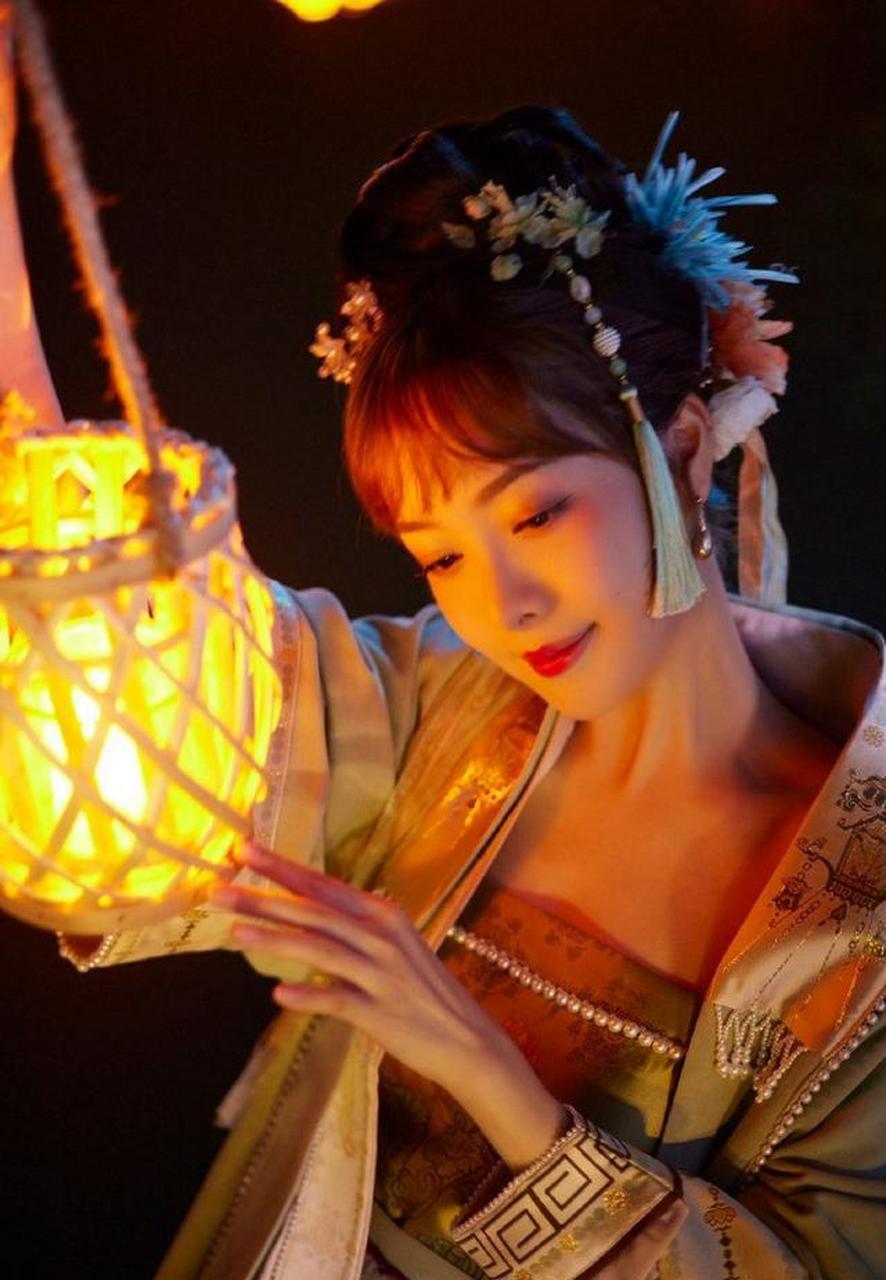 美女艺人赵尧珂拍摄古装写真,很好看啊