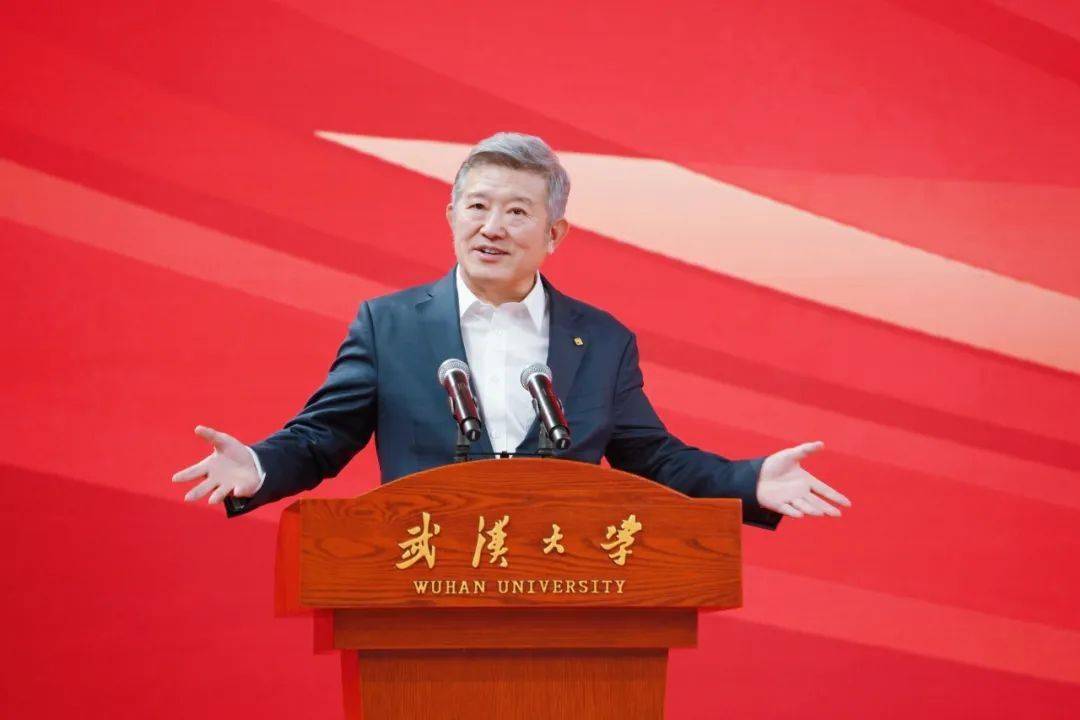 10年校庆,雷军捐款13亿元,陈东升捐款10亿元;同时还有18名名校校长