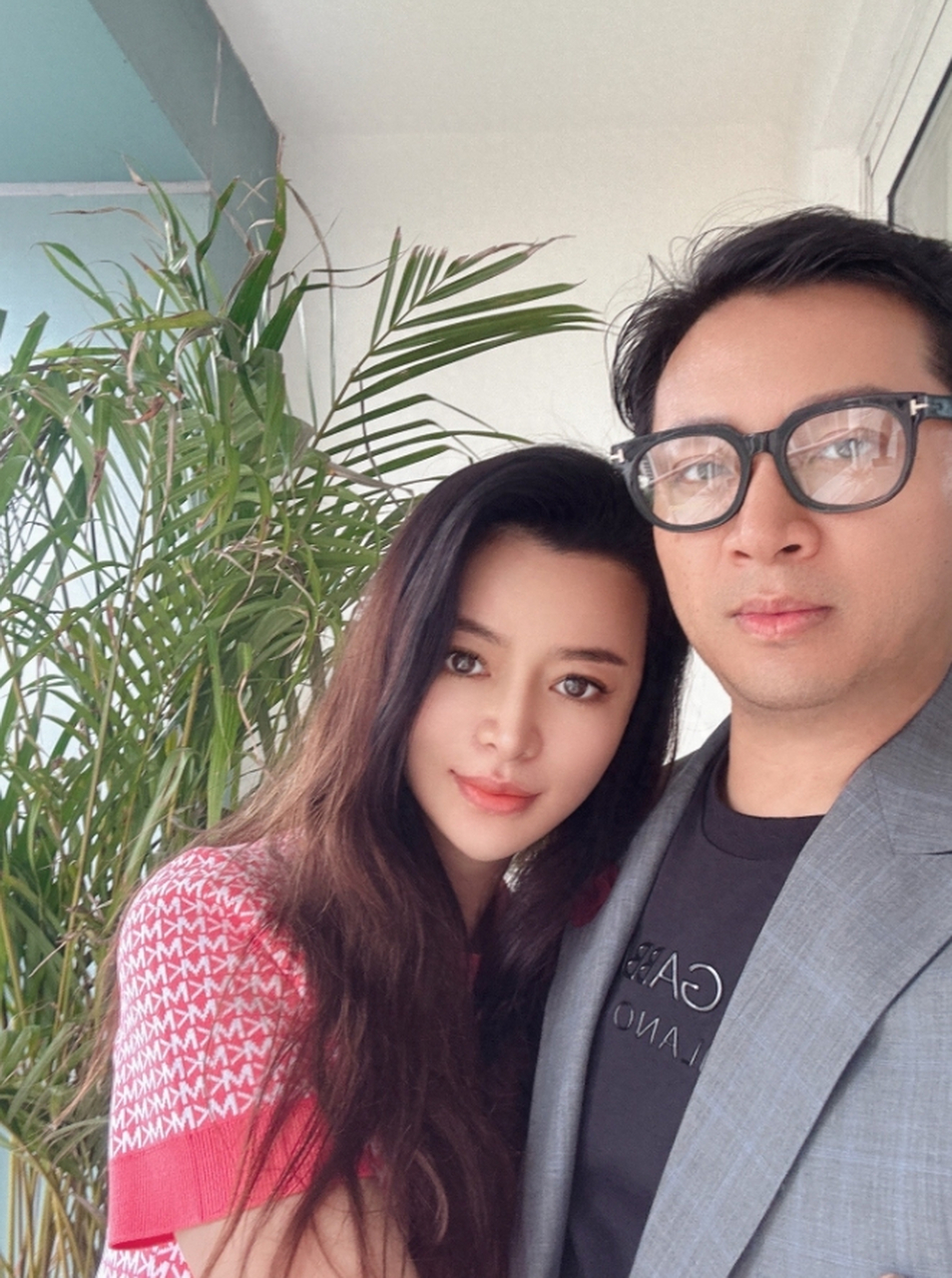 近日,名叫"爱家比利7p0"的女博主深夜发文,表示和罗中旭相恋一年半