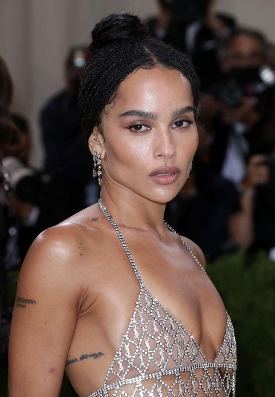 met gala红毯 佐伊-克拉维兹一袭挂脖透视裙性感撩人