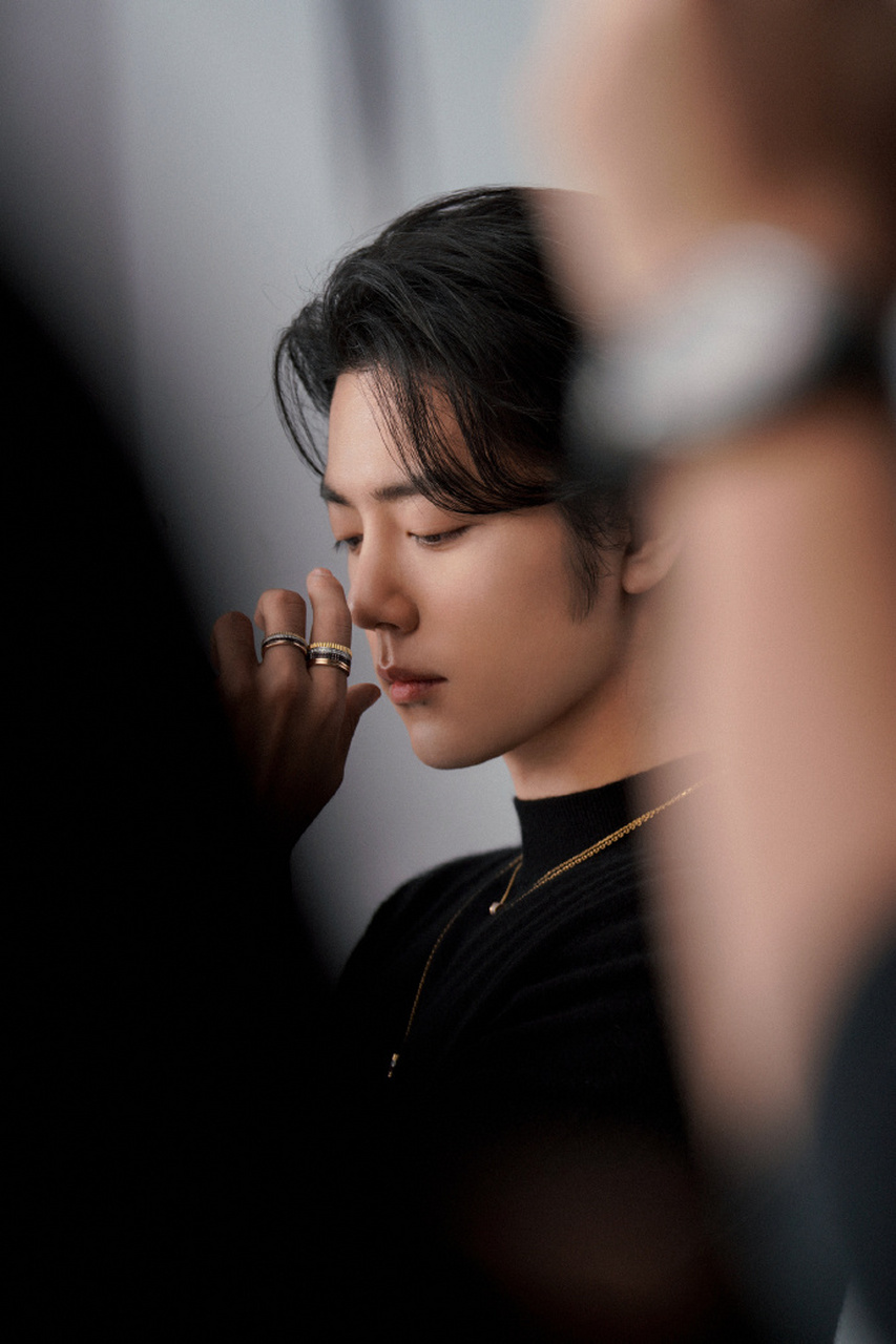 近日,人气男星肖战的一组狼尾侧颜照片在网络上引发了热议.