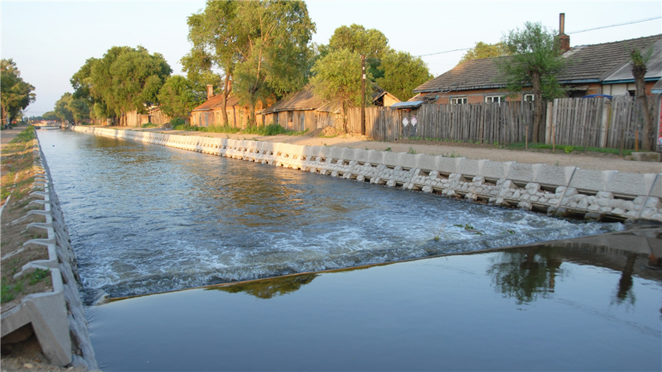 蜂巢式网格植草护坡-植草式生态护坡模具预制 植草式护坡模具的操作很