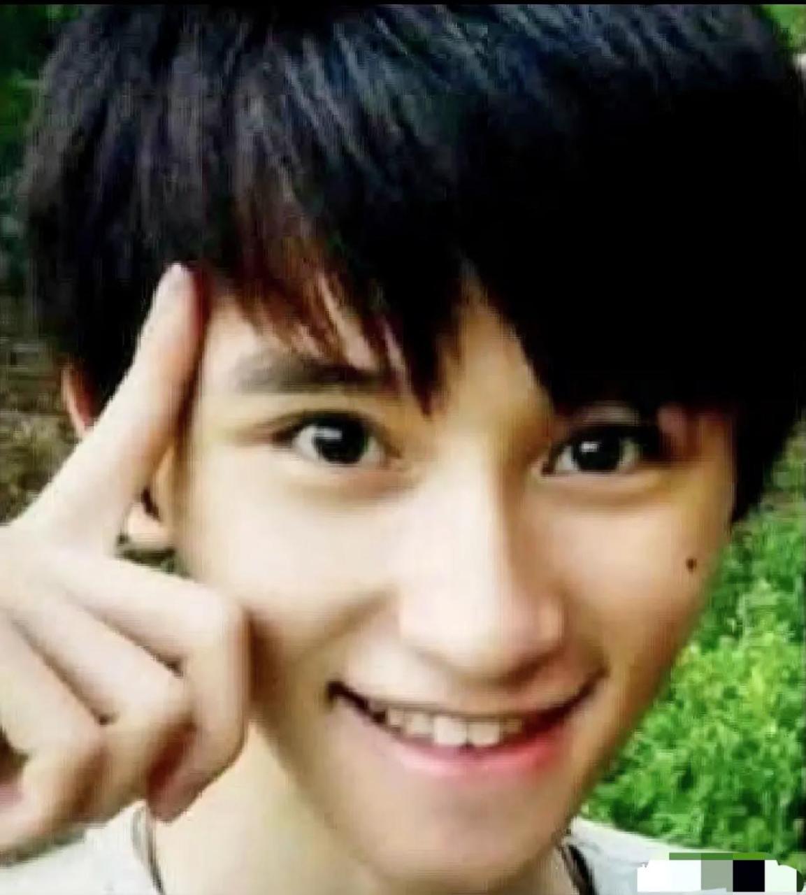 马云先生(图一)的儿子叫马元坤(图二),颜值超高,身高1.7 5米.