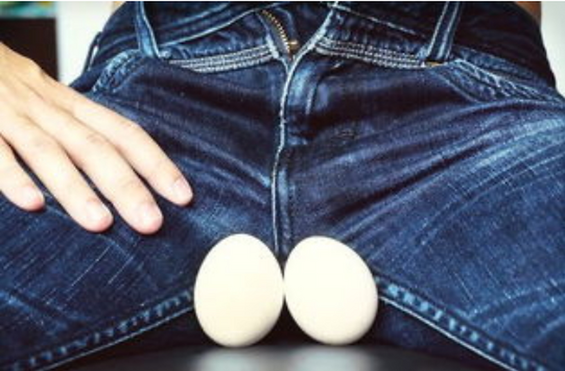 17岁男孩,洗澡的时候,发现自己的睾丸一个大一个小,有下坠 感,肿胀感