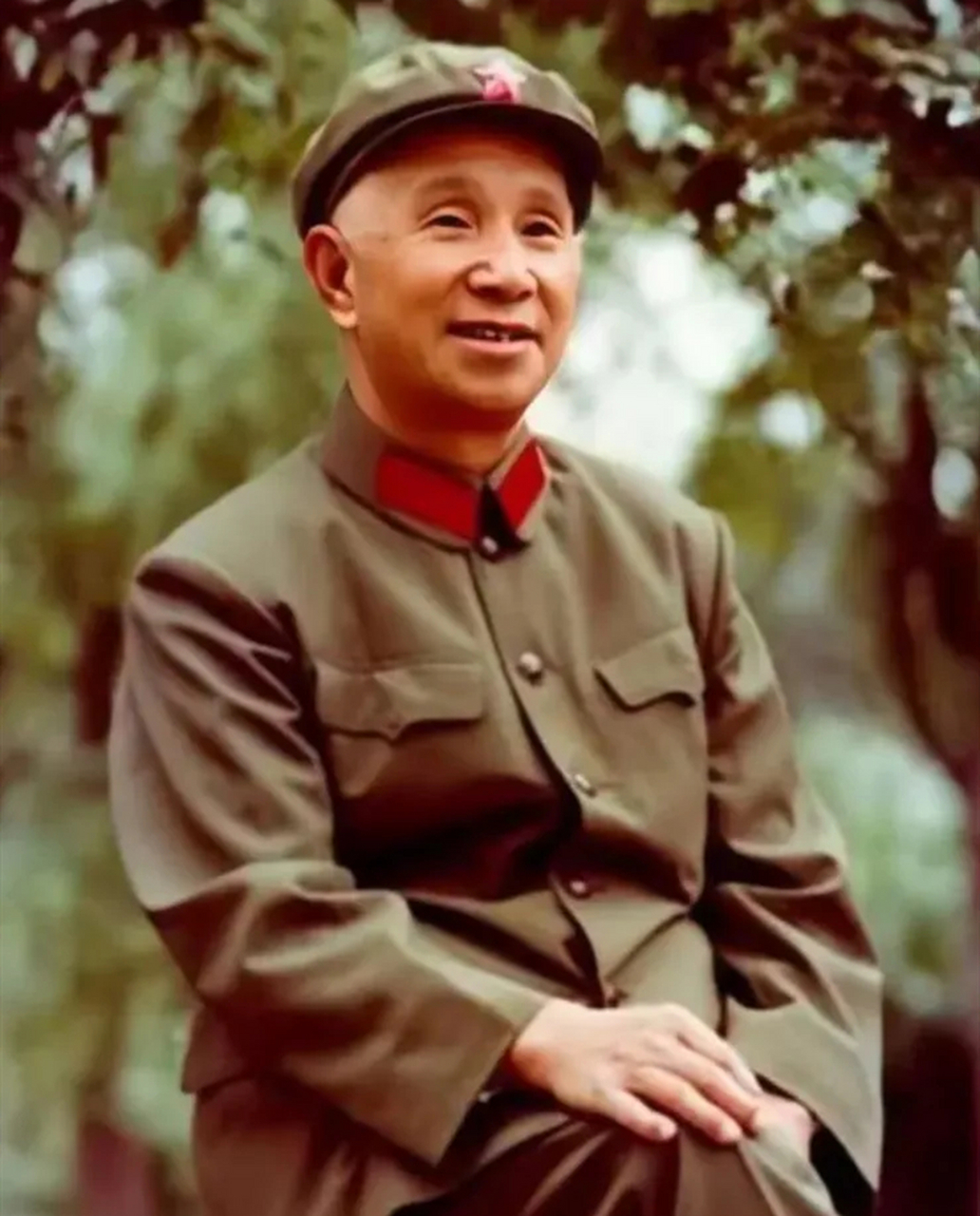 这张珍贵的老照片定格了开国大将粟裕的晚年时光.