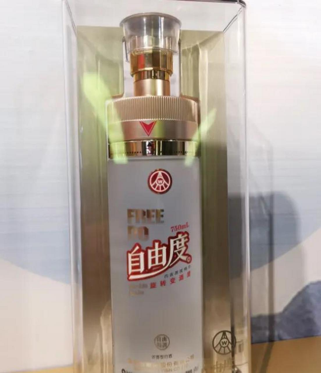 五粮液新推的"自由度",明明是同一个酒瓶,却能倒出5个度数的白酒,这是