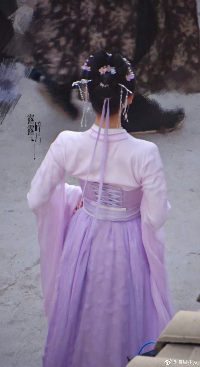 赵露思神隐紫衣背影路透,赵露思和紫色的适配度也太高了吧!