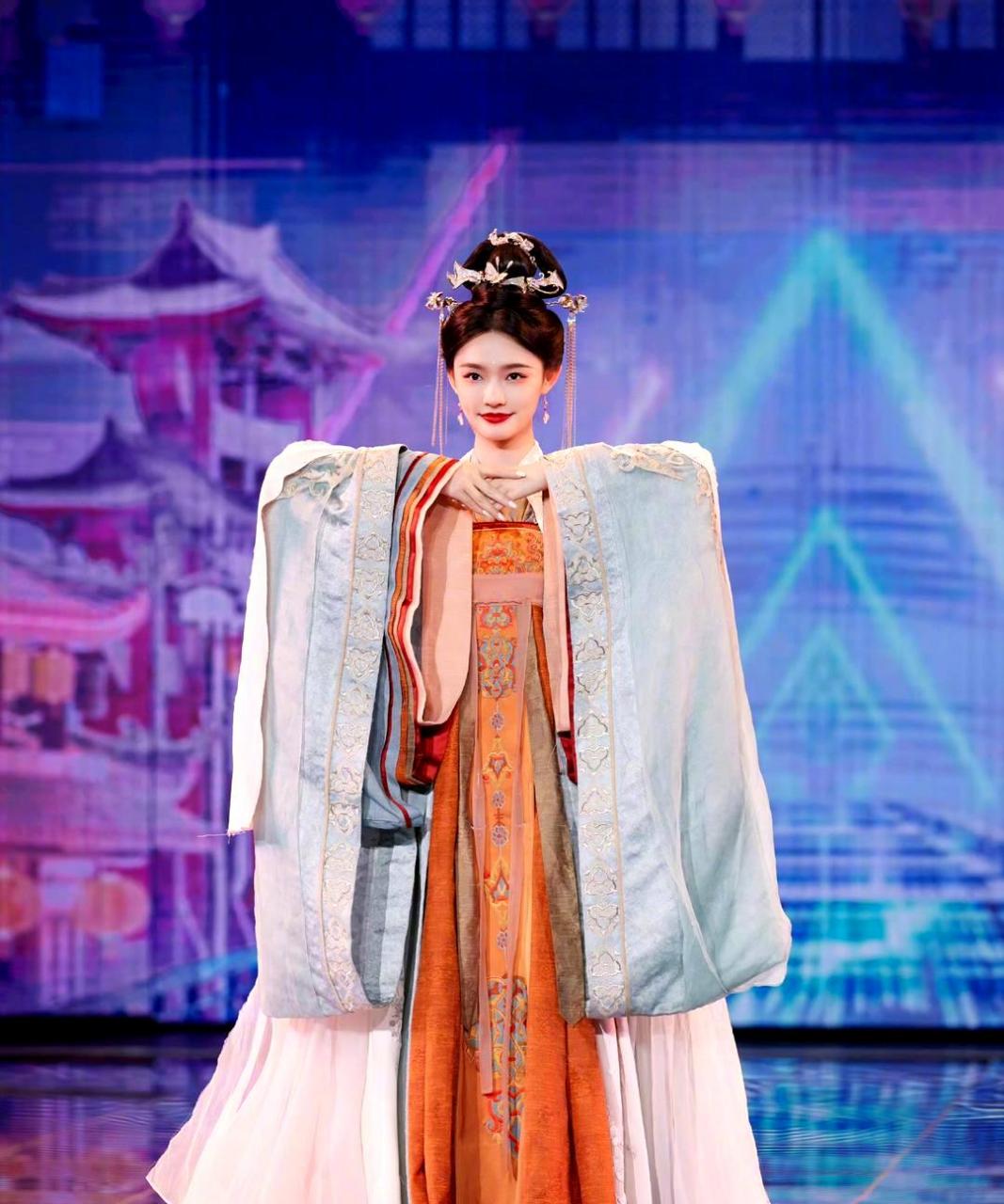 林允穿着宋朝服装,美丽绝伦,令人赏心悦目.