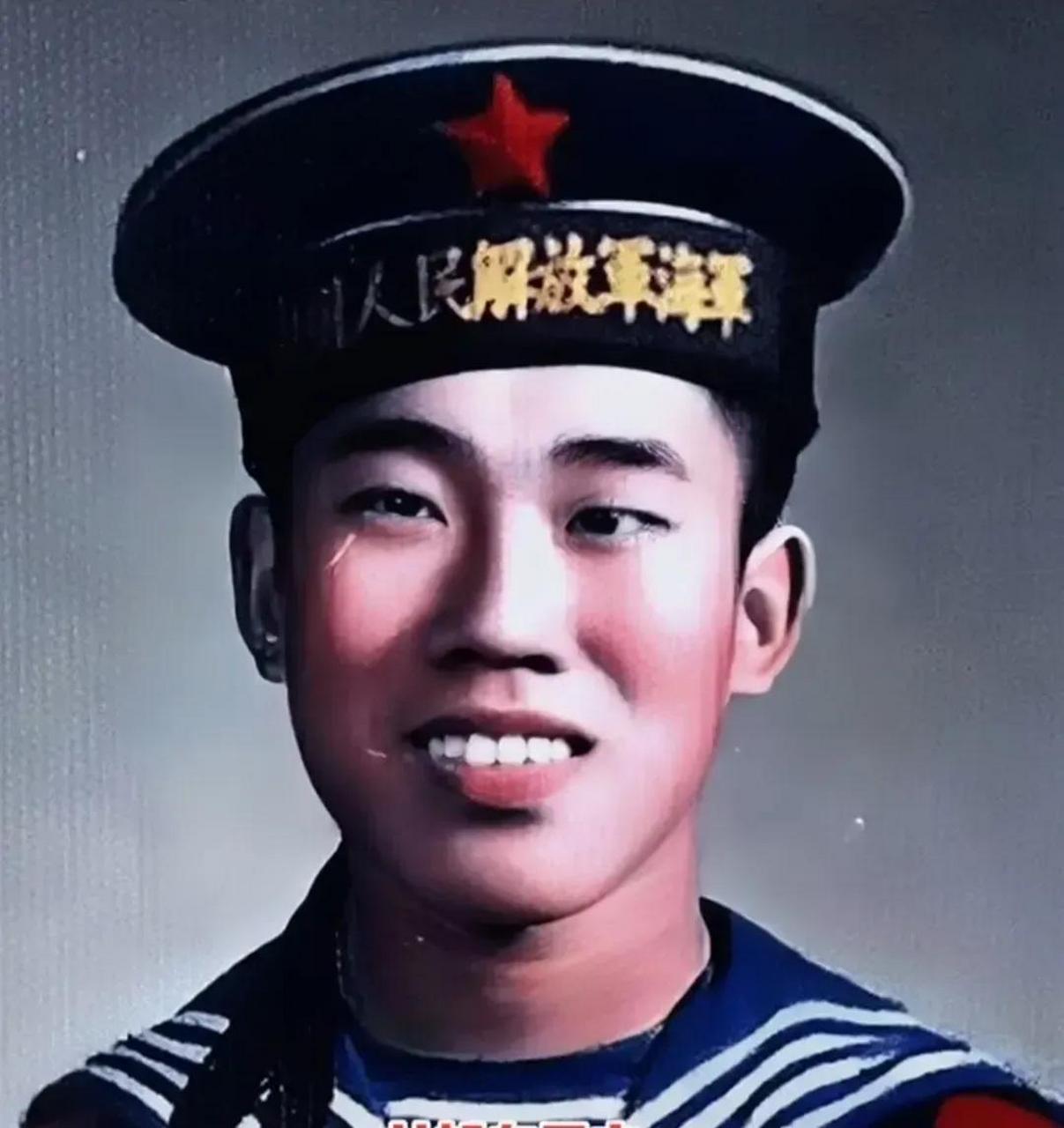 這張照片拍攝於上世紀70年代,照片中是一位戴著海軍服的年輕戰士.