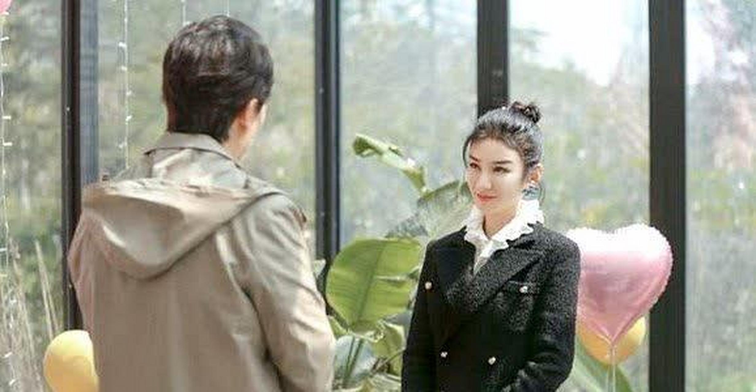 黄奕崔伟甜蜜牵手,身穿黑色西装裙配丸子头,哪像43岁辣妈