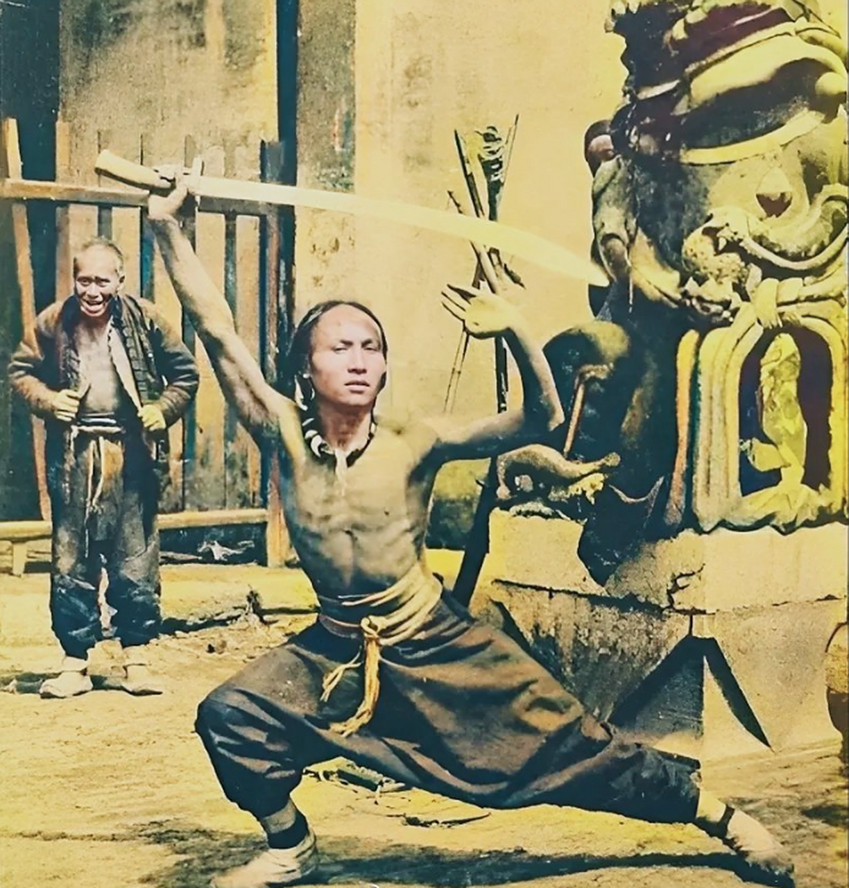 他叫王正谊,晚清时期的刀客 曾拜过李凤岗为师,因为排行第五,人称"小