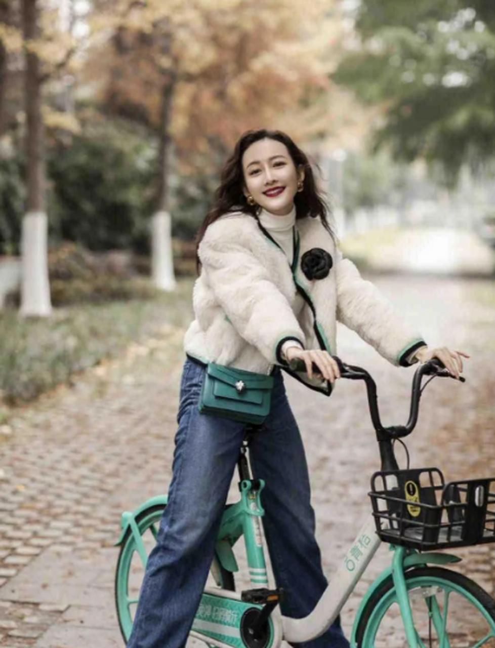 王鸥又惊艳了!穿羊羔绒外套配阔腿裤显贵又洋气,30 女人要学学