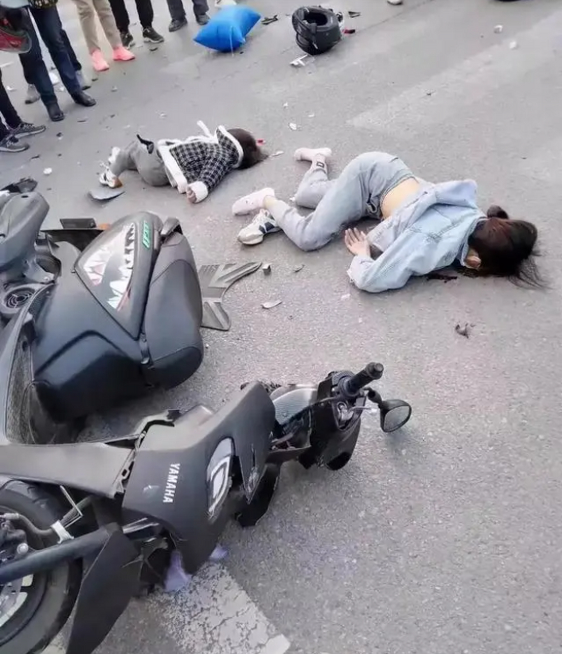 26日,陕西汉中发生了一起重大交通事故,摩托车相撞导致母女两人当场