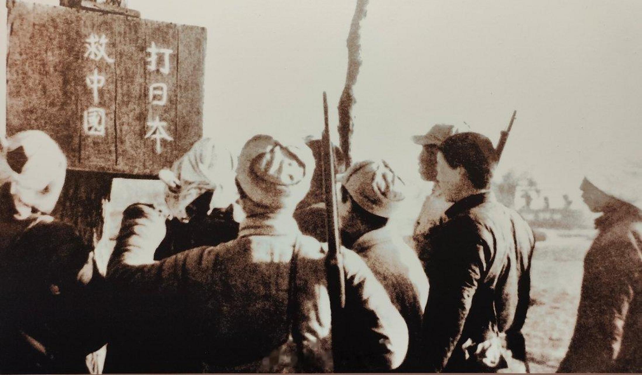 微博公开课##历史云讲堂# 老照片:【打日本,救中国】这张照片是抗日