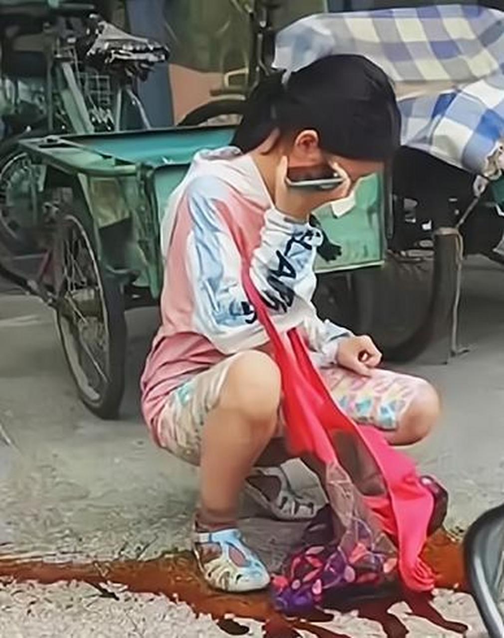 大街上看着小女孩的无助,我小时候好像也干过呢