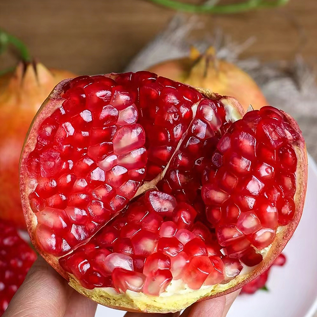 粒粒红宝石,闪耀着阳光的色彩,这就是突尼斯软籽石榴!