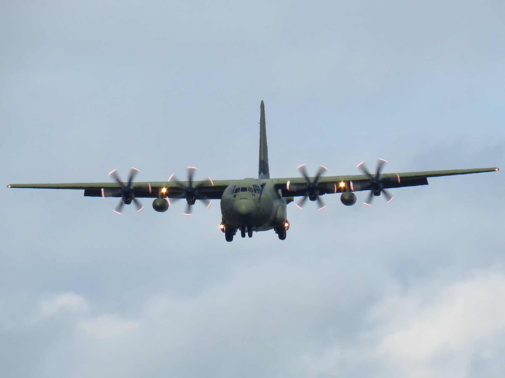 通体绿色老黄瓜涂装的英国皇家空军大力神运输机降落剑桥国际机场.