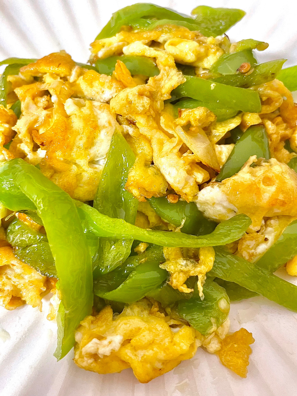 厨房小白初学菜—辣椒炒鸡蛋 食材:尖椒,鸡蛋,大葱,蚝油,盐 做法:1