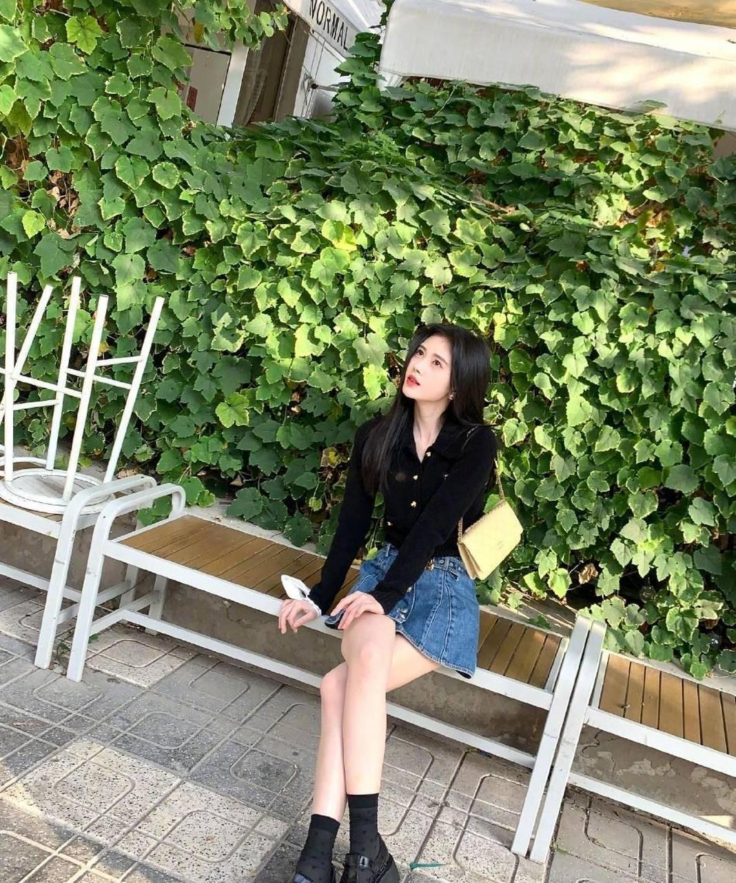 鞠婧祎晒秋日随拍美照,穿牛仔短裙大方秀纤细美腿.