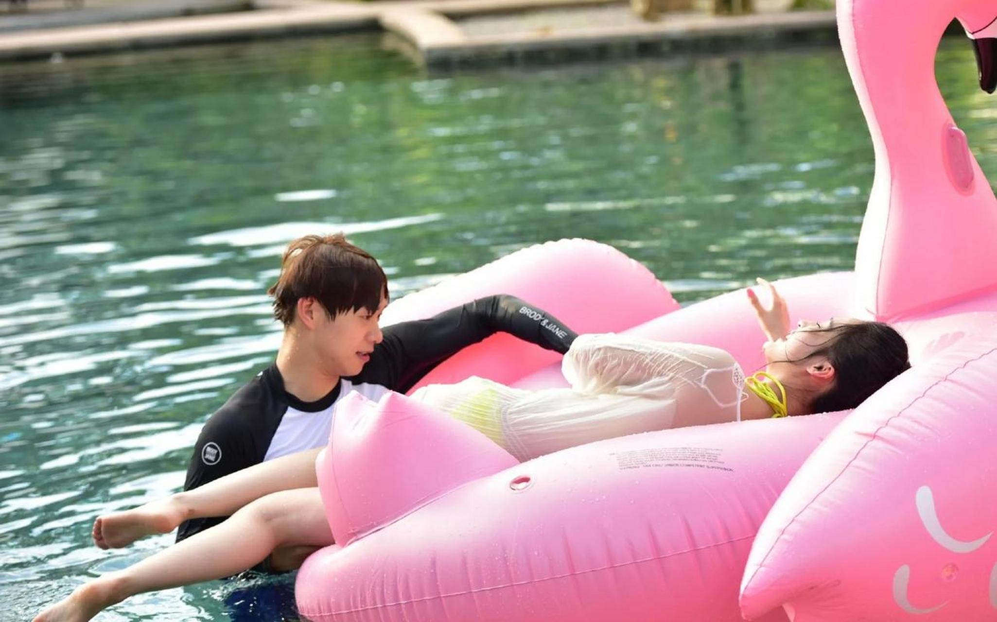 李沁还是蛮大胆的,网友说男的又是魏大勋,他何德何能啊?