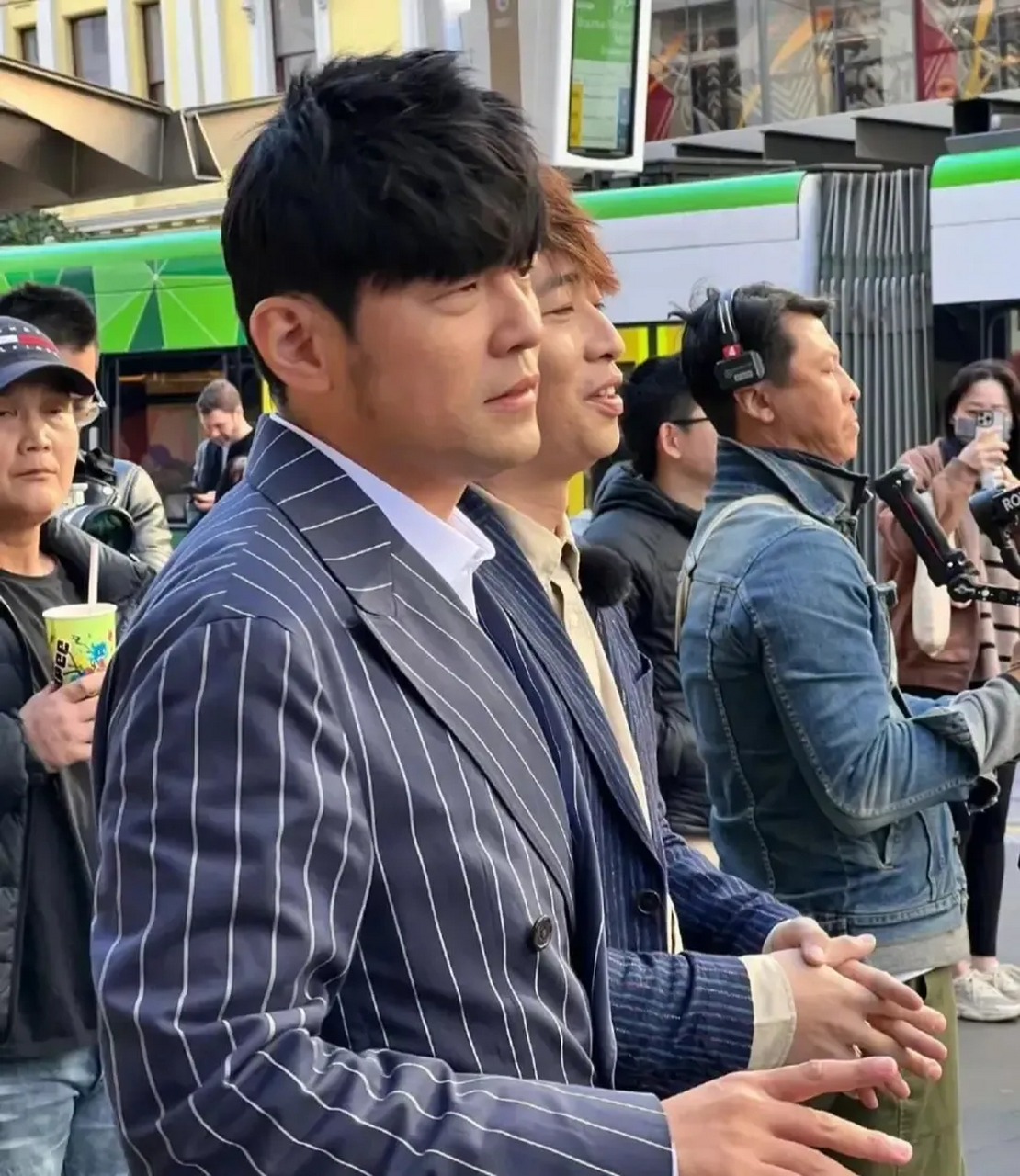 网友在墨尔本偶遇周杰伦录综艺!