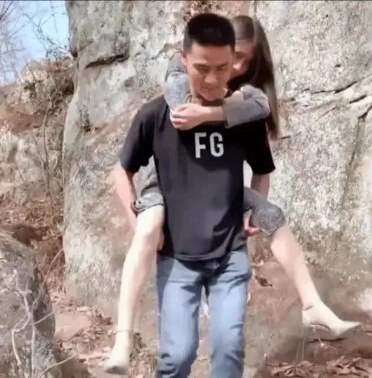 好不容易出去玩了,同事们只好穿上高跟鞋,让我背你下山.[嘘]