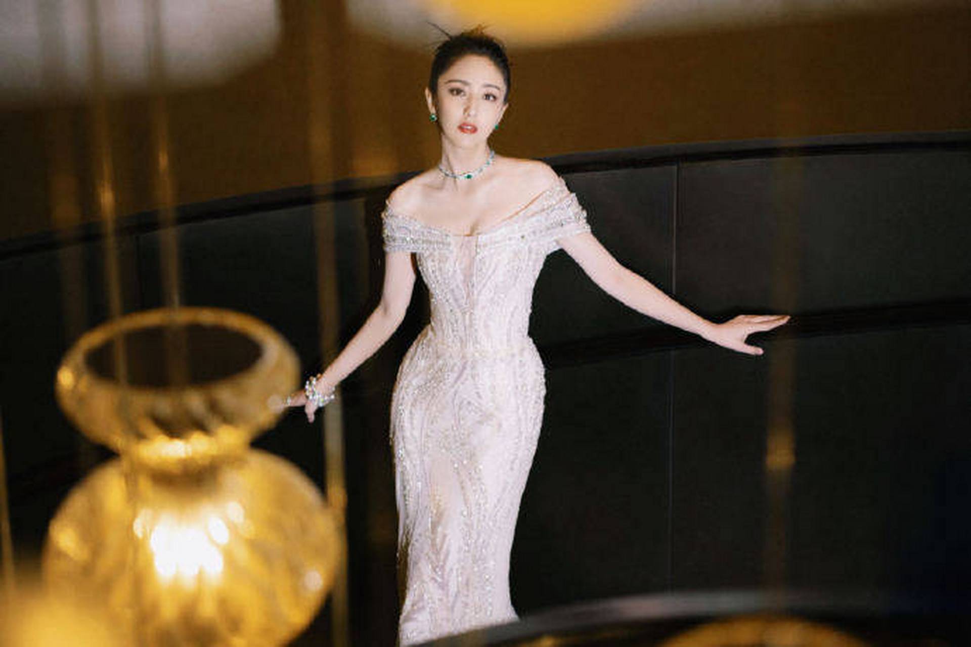 佟丽娅穿碎钻抹胸裙拍大片 后背蝴蝶结可爱又精致  4月26日,佟丽娅在