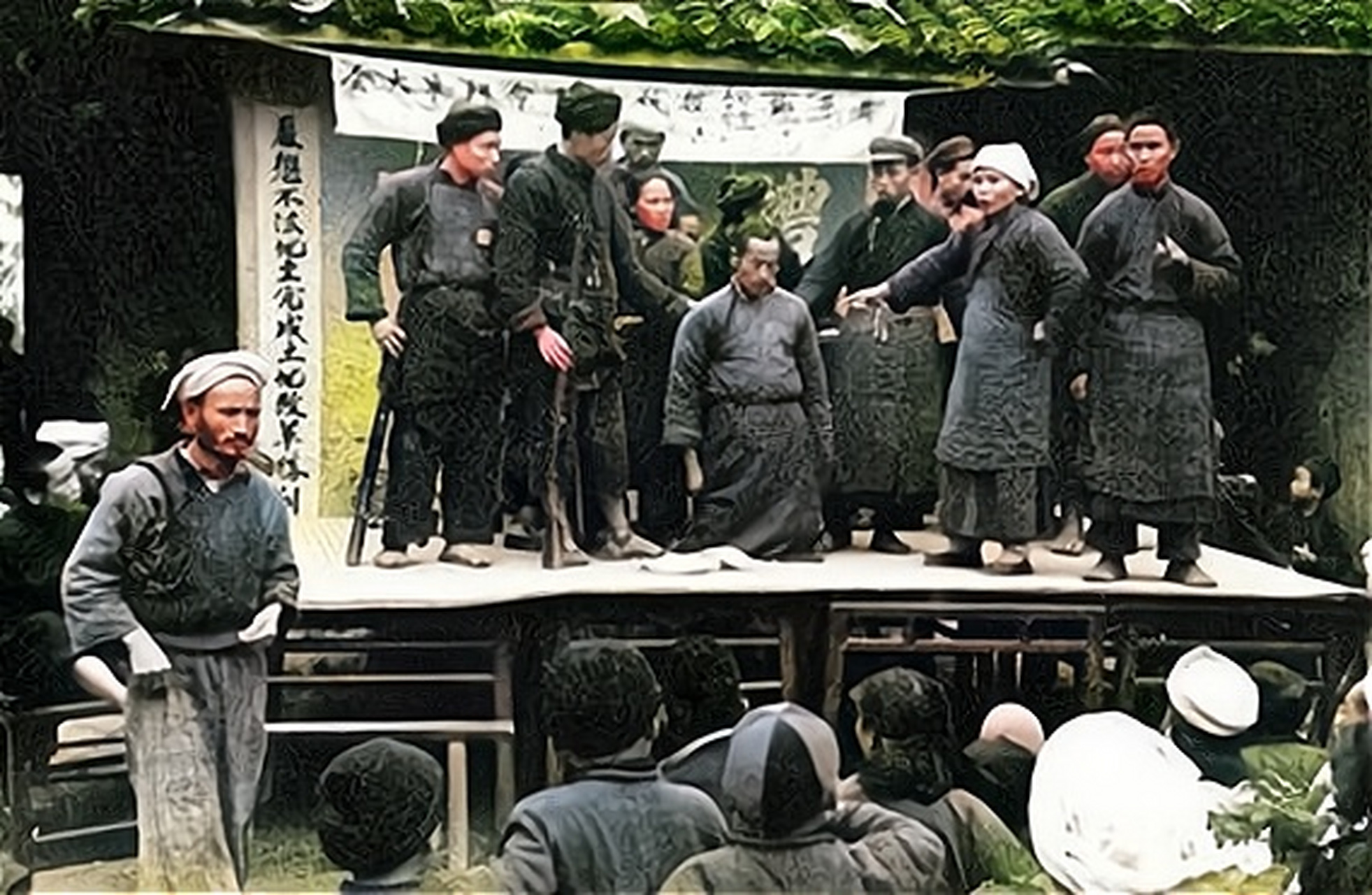 上世纪50年代,农村土改"斗地主"的一个真实场景,画面中,地主们姓名和