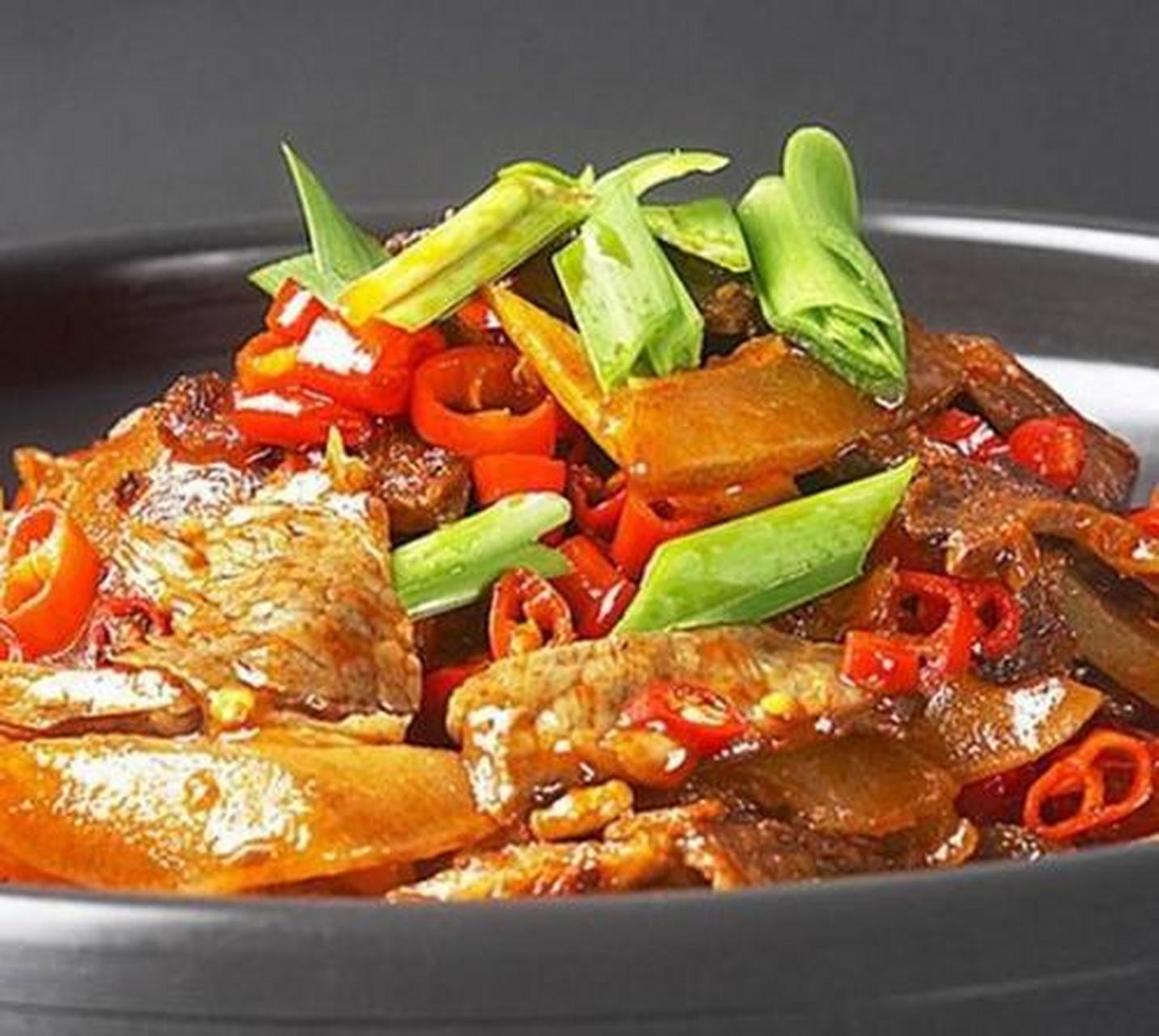 在六种基本味型的基础上,又可调配变化为多种复合味型,在川湘菜烹饪