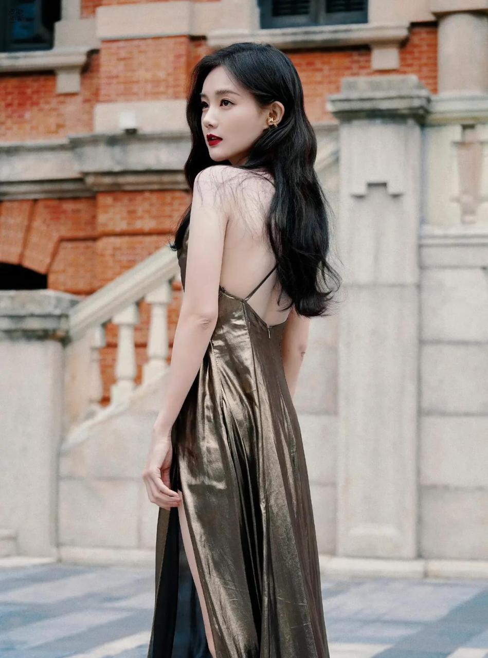 李艺彤镀金礼服造型照,搭配红唇和大波浪,简直不要太美