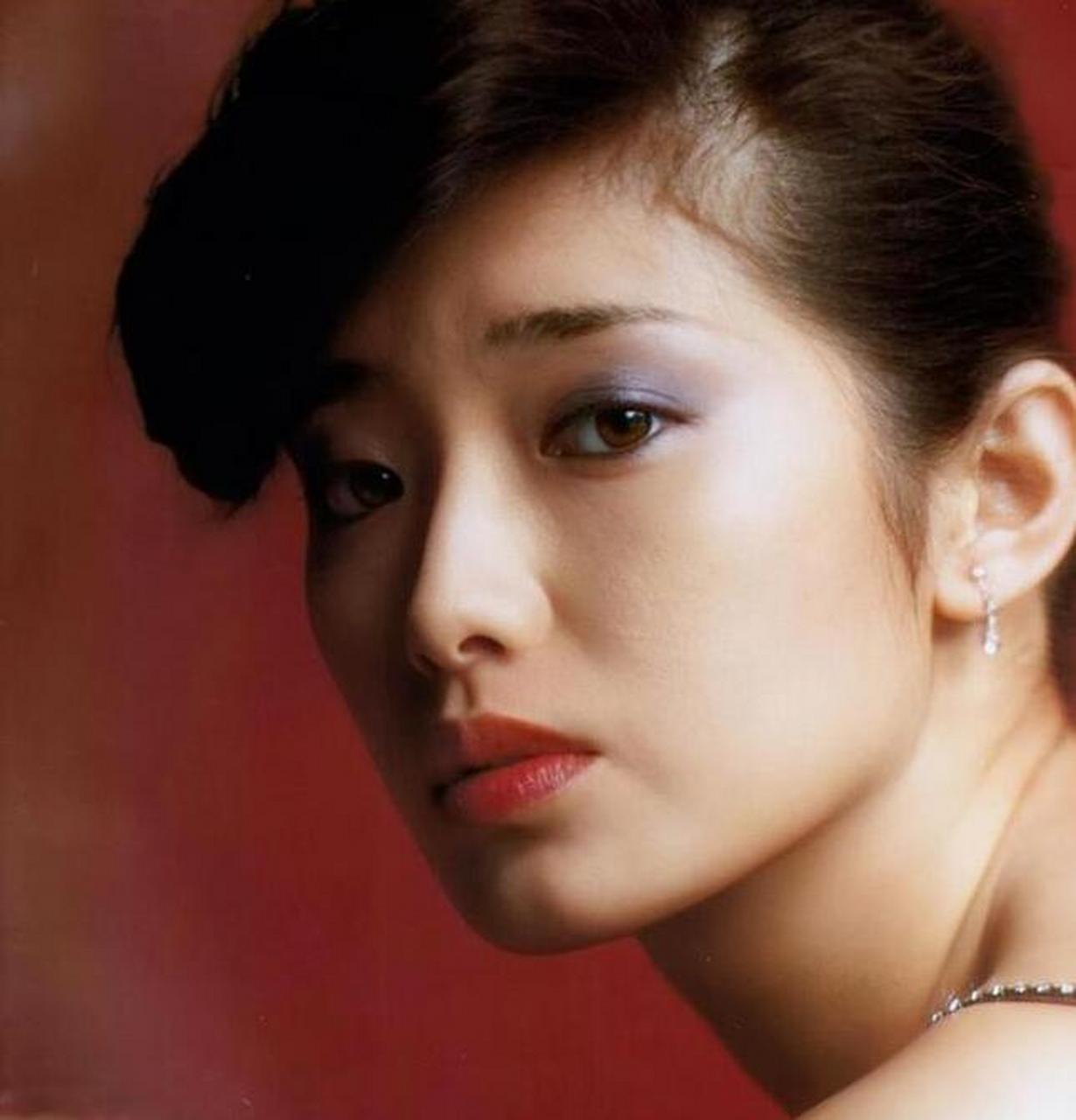 从巩俐和山口百惠的相似之处出发,我们可以看出巩俐和山口百惠都拥有