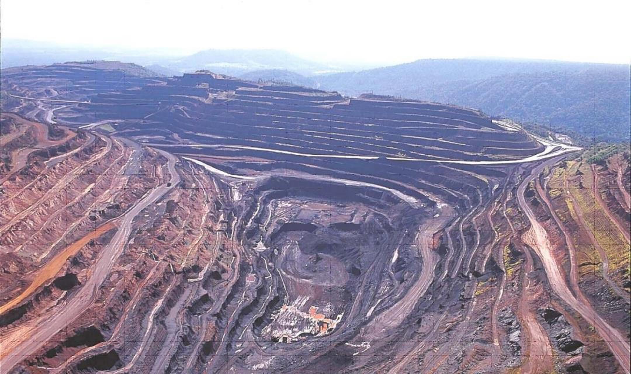 1,世界最大油田——沙特加瓦尔油田 位于沙特阿拉伯东部,已探明石油