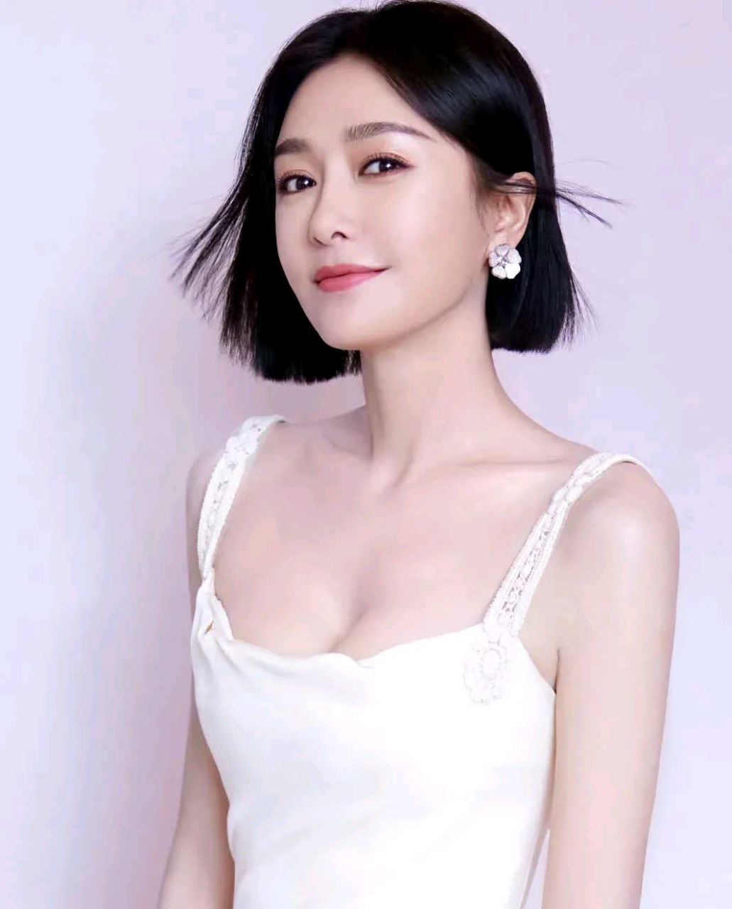 秦岚   我已经43岁了,这胸围和身材都这么圆. 背部线条太棒了!