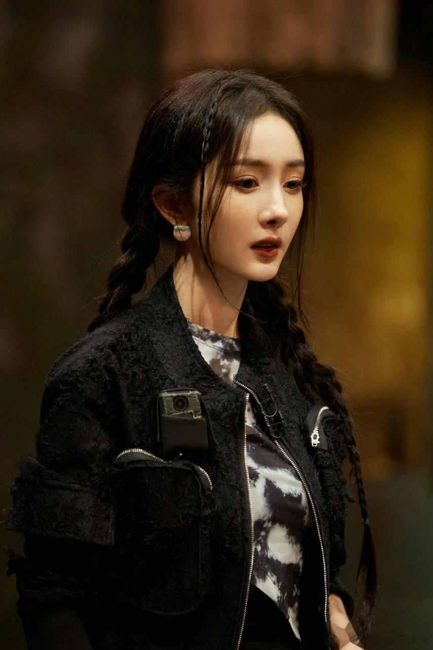 杨幂双麻花辫剧照  杨幂双麻花辫剧照,头戴蓝色彼岸花,甜酷十足的幂幂