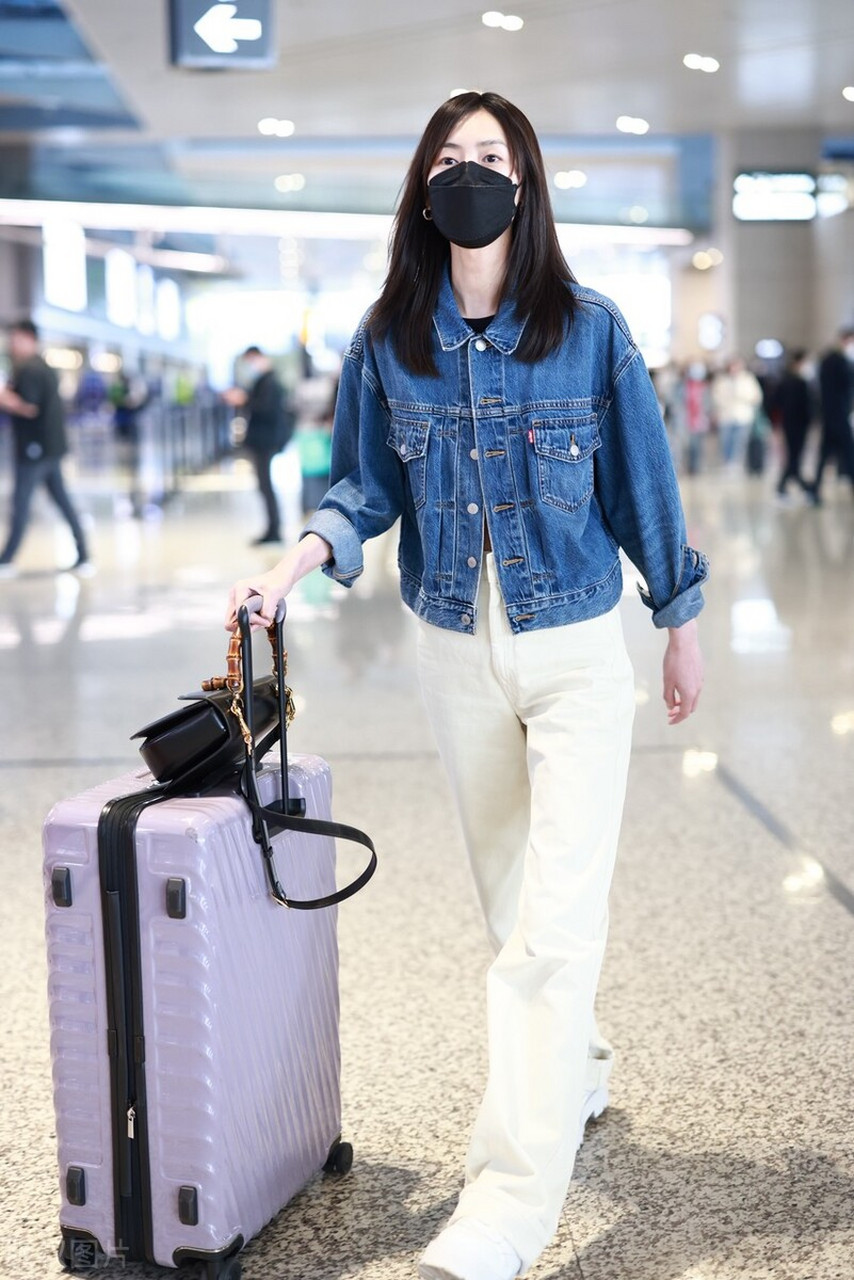 刘雯机场街拍,牛仔外套搭配白色阔腿裤,简约利落!
