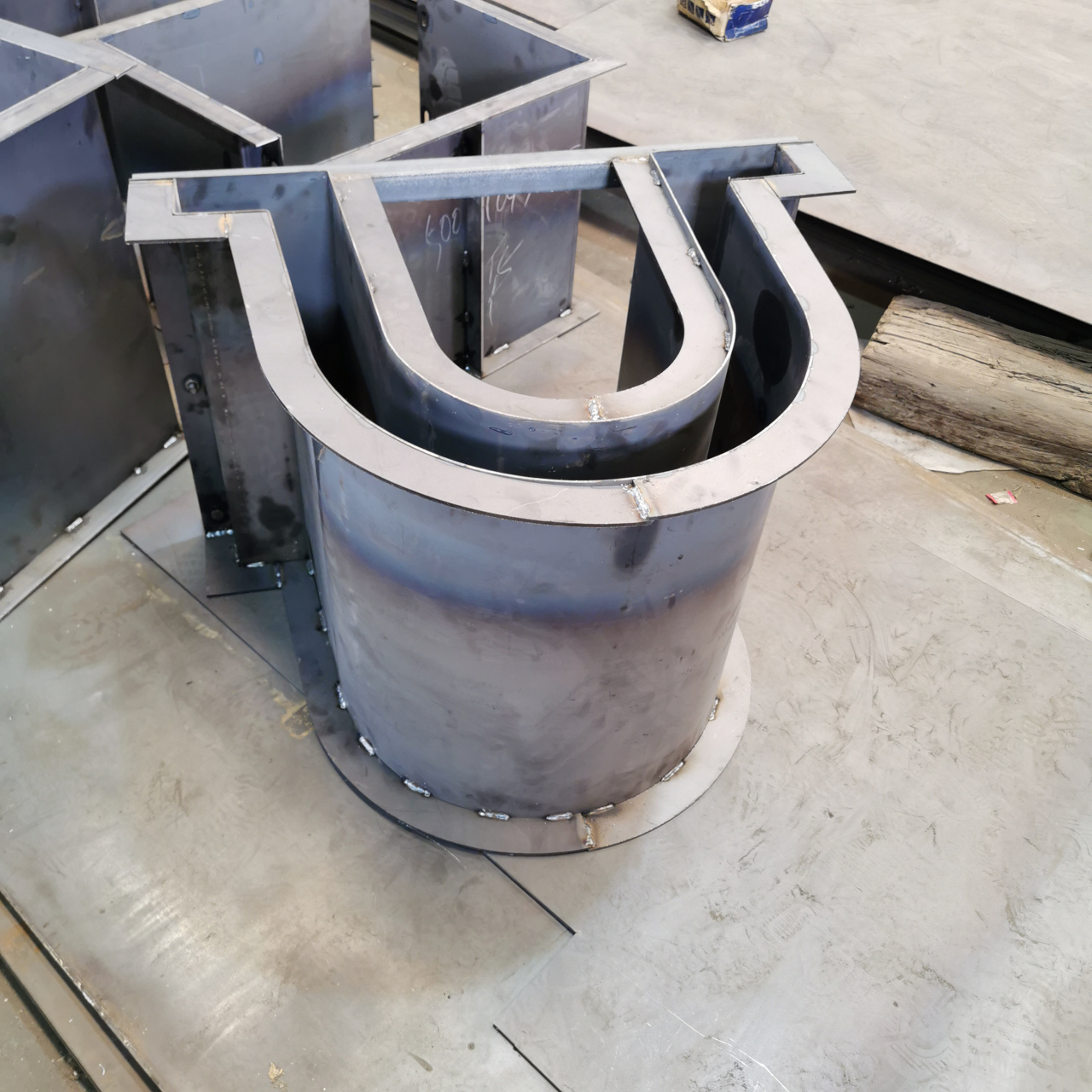 u型流水槽模具是一种生产混凝土流水槽的专用工具,流水槽的使用解决了