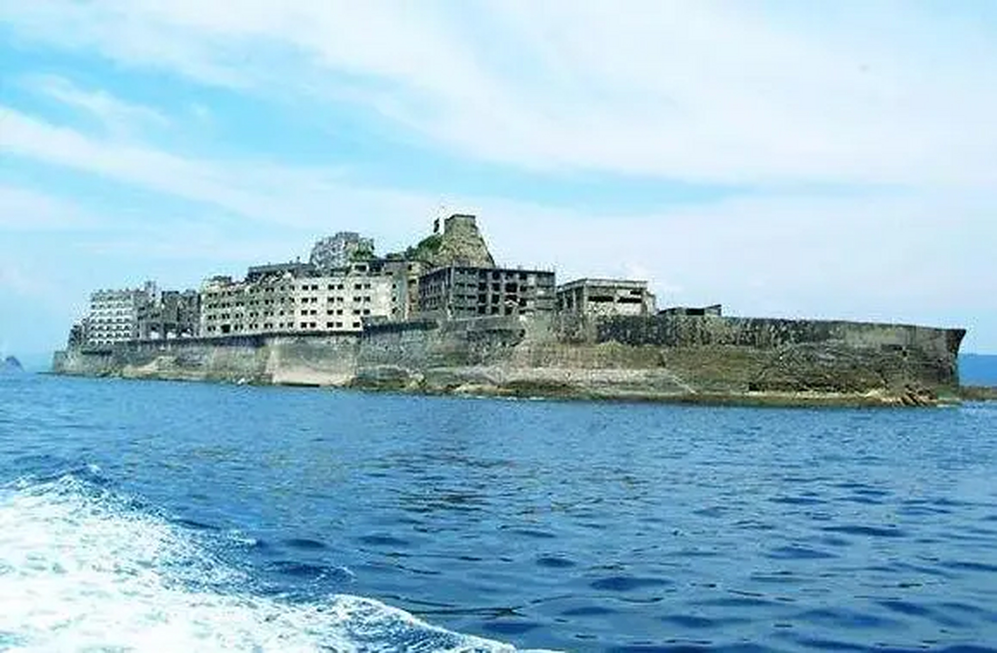 美国军舰岛:位于塞班岛的西侧,整个海岛被银白色的沙滩所围绕,外围