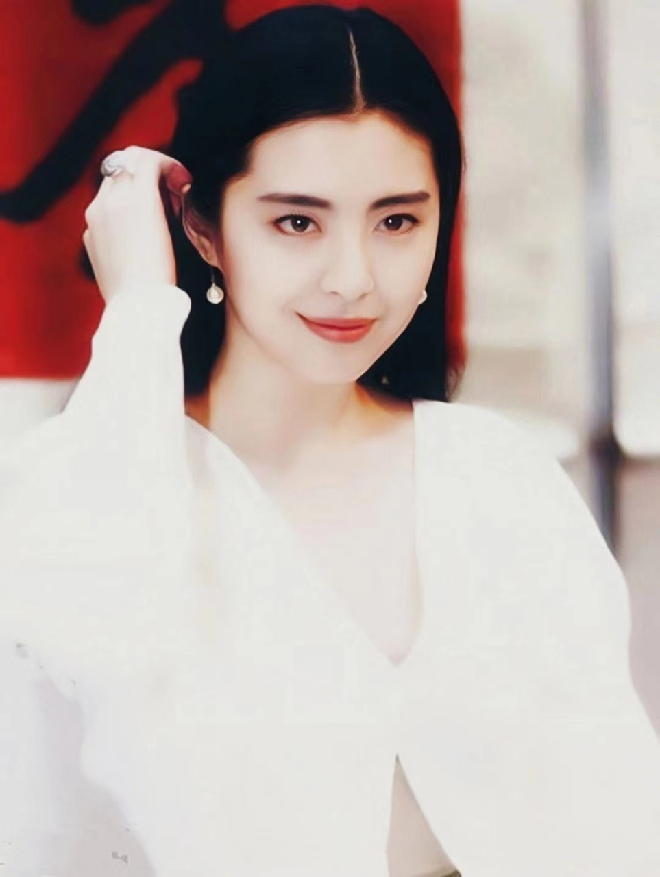 56岁王祖贤近照# 女神王祖贤现身寺庙礼佛,五官大变样,影迷心中釉远