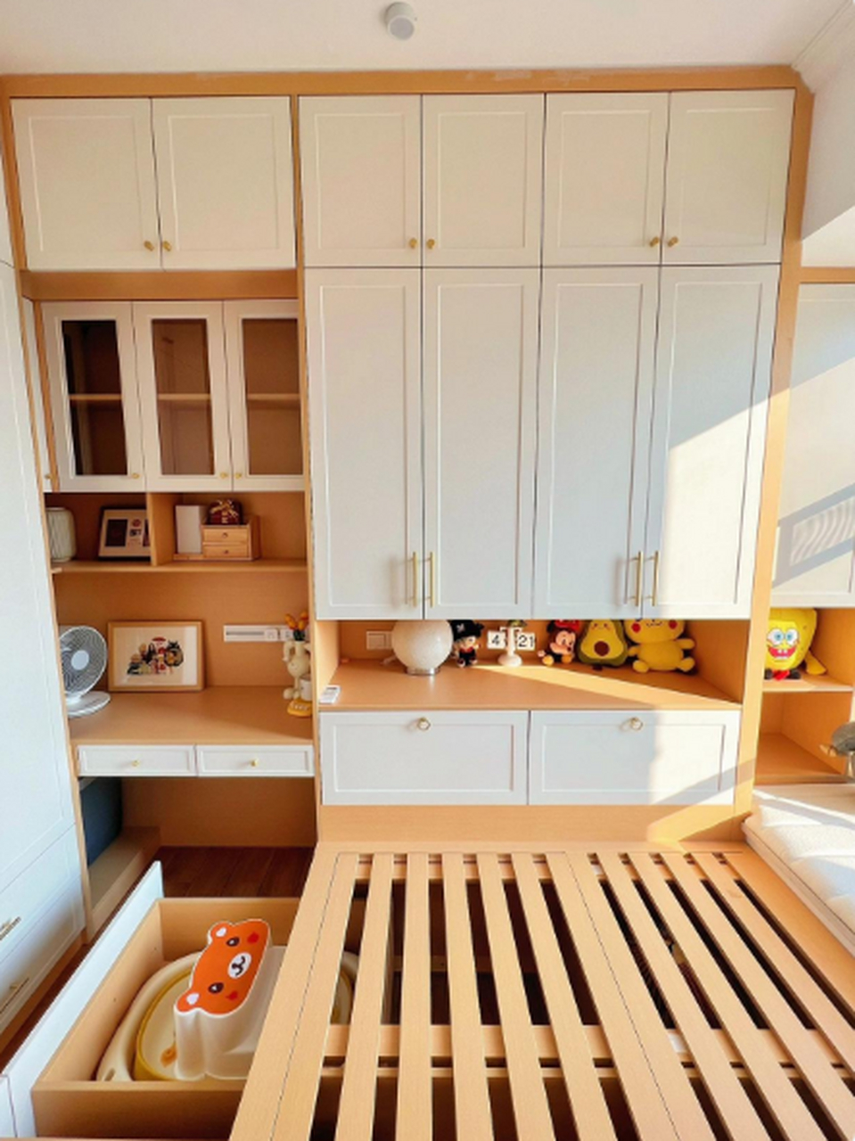 小户型解决收纳难问题 最好就是全屋定制卧室做榻榻米床 我们家这个