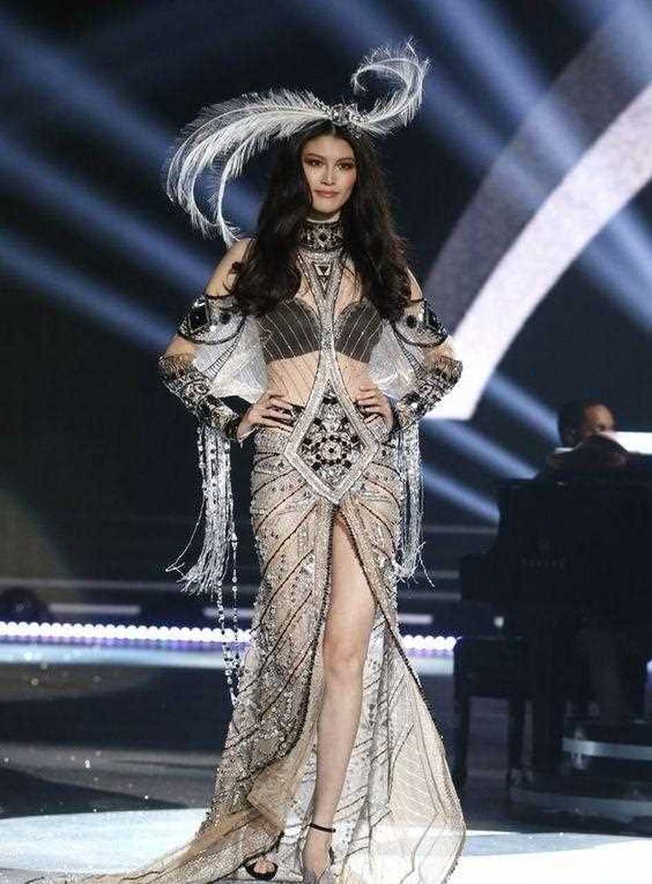 维密秀场的绚丽瞬间,仙女般的超模们,盛装出席