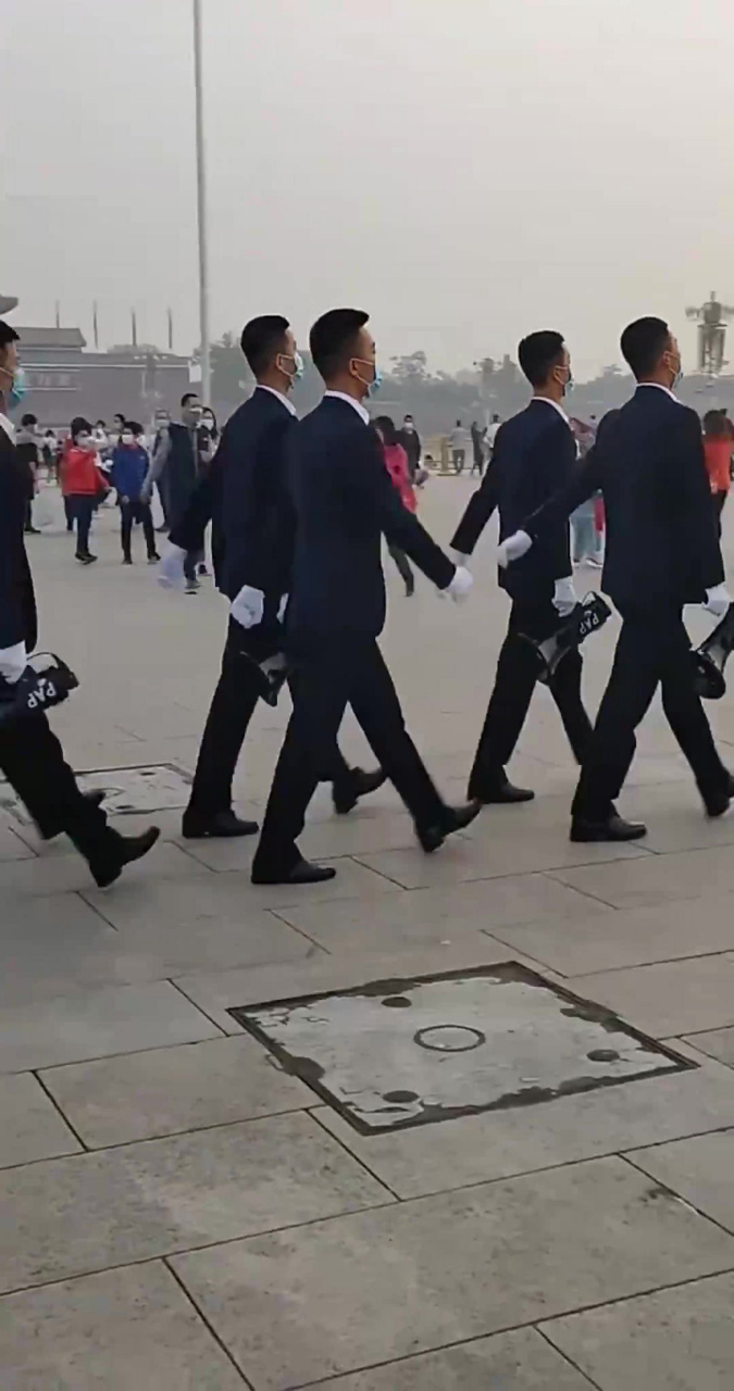 天安门广场的黑衣人,个个都是大内高手,手里拿的什么秘密武器?